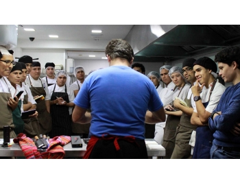 El guru de afilado Mijal haciendo una demostración de super filo en restaurante Bistro 1087